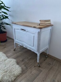 Krásný renovovaný vintage bar/ komoda