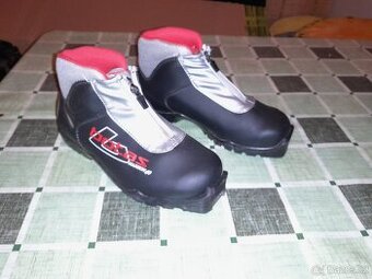 Prodám lyže a boty po dětech