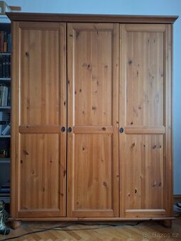 Šatní skříň - masiv borovice, výborný stav