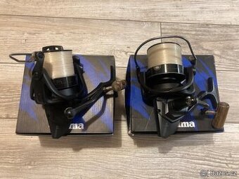 2x kaprový naviják Okuma 8K – osvědčená klasika