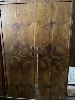 Nabízím 2 dřevěné skříně