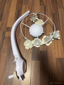 Kolotoč nad postýlku s projektorem