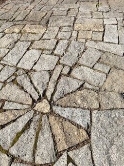 Kamenná dlažba (žulové kostky)