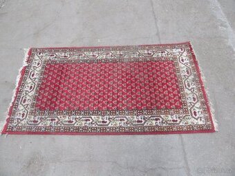 Nabízím starožitný perský koberec ručně vázaný. K vyčištění.