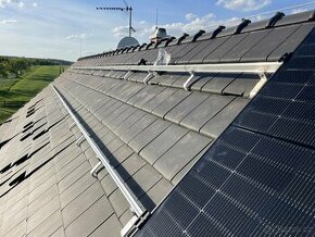 Práce střechař, solární panely
