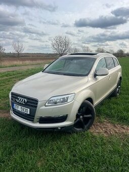 AUDI Q7 s vynikajícím motorem 4.2TDI panorama nova stk . Mot