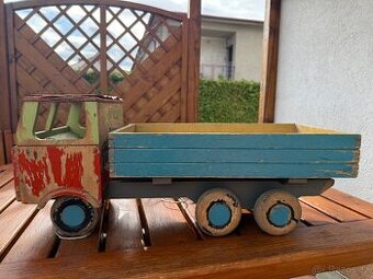 Staré dřevěné nákladní auto a dřevěný vůz - 1
