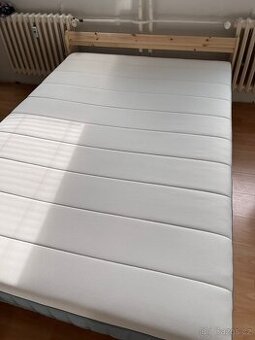 postel s matrací IKEA