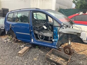 Vw Touran 1T3 výřezi karoserie, čtvrtka r.v. 2010-2015
