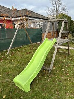 Dětská dřevěná houpačka s klouzačkou