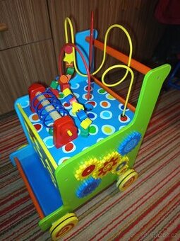 Dřevěné chodítko a edukační kostka pro děti