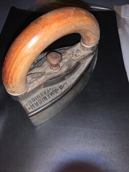 Stará nahřívací žehlička