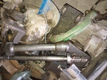 Traktor ursus hřídel