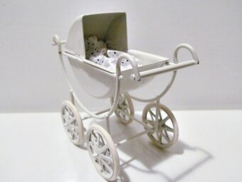 Malý kovový kočárek, mini panenky. Starý viktoriánský styl.