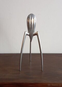 Ikonický designový odšťavňovač Juicy Salif  od firmy Alessi