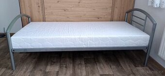 Kovová postel, nová matrace 90x200cm.