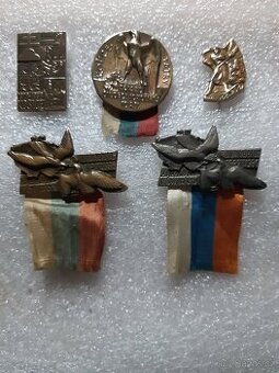 Slovensko, staré Sokolské a jiné mosazné odznaky .