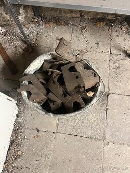 Upínací spojka háková na trubkové lešení Žabka