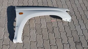 Toyota Hilux – Blatník pravý přední bílý