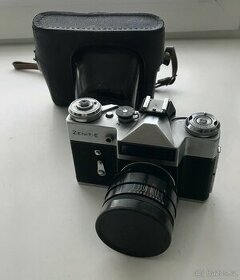 Starý fotoaparát Zenit E + objektiv Helios 44-2
