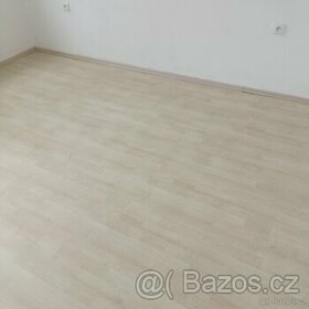 Laminátová podlaha cca 14 m2 - 1
