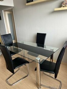 Skleněný jídelní stůl, koženkové černé židle - 1