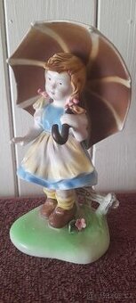 PORCELÁNOVÁ FIGURKA HOLČIČKY S DEŠTNÍKEM (VYROBENO V JAPONSK