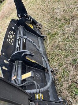 JCB lopata s přidržovačem
