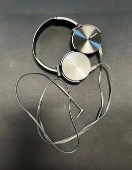 Prodám drátová sluchátka Sony MDR-XB450AP s mikrofonem