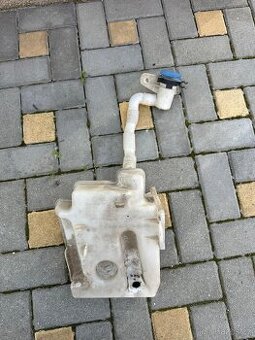 Škoda Octavia 2 nádobka ostřikovačů.