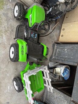 Elektrický traktor s vlečkou