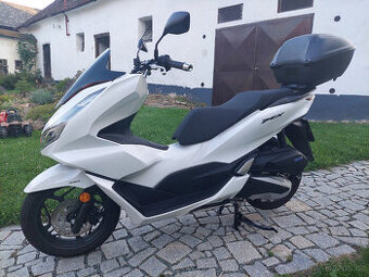 HONDA PCX 125 2024 ČR, najeto 2400km, kufr HONDA