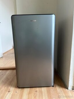 Chladnička s mrazničkou Hisense RR106D4CDF 82 litrů