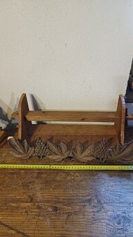 dřevěna vyřezavana polička