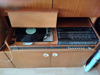 GRAMORÁDIO ZNAČKA STREČNO, SKŘÍNKA NA DESKY SE ŠUPLÍKY