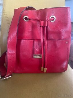 Cervena kabelka typu bucket bag