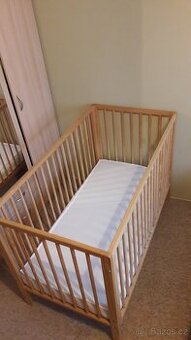 Dřevěná dětská postýlka + matrace