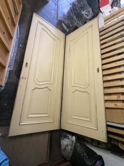 Dvoukřídlé dřevěné dveře