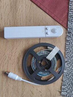 LED pásek s čidlem pohybu na baterky