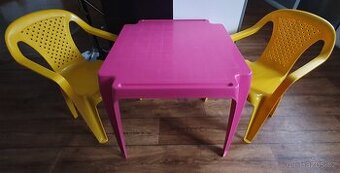 Stolek + dvě židličky