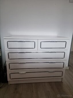 Krásná bílá komoda se šuplíky