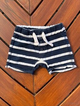Kraťasy s proužky