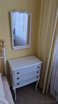 Komoda se třemi zásuvkami s taburetkou a zrcadlem