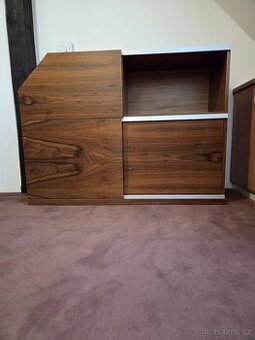 Skříň s posuvem a poličkami DÝHA OŘECH