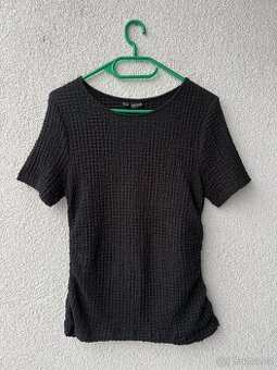 Černé řasené tričko