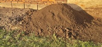 Daruji za odvoz kvalitní hlínu plnou živin