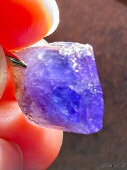 Vzácný krystalek Tanzanitu zcela přírodní drahokam