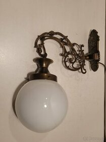 mosazná nástěnná lampa, lampička, stínidlo bílá koule