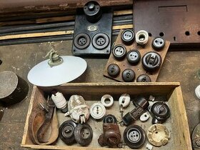 Pocelán, bakelit - vypínače a zásuvky ze sudet