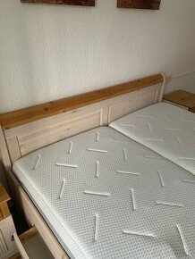 Manželská postel masív s nočními stolkami